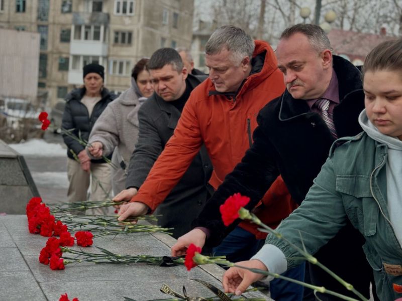 Депутаты Ачинска возложили цветы в память о жертвах теракта в «Крокус Сити Холле» Депутаты Ачинска возложили цветы в память о жертвах теракта в «Крокус Сити Холле»