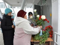 На фасаде школы №6 открыли мемориальную доску военнослужащему Эдуарду Мишхожеву